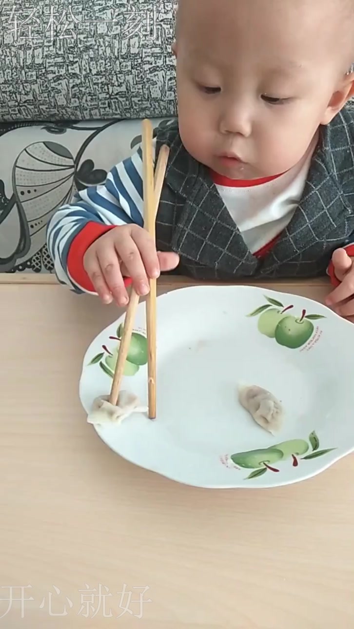 3岁海海吃饺子,一盘饺子吃得干干净净,最后的表情亮了!