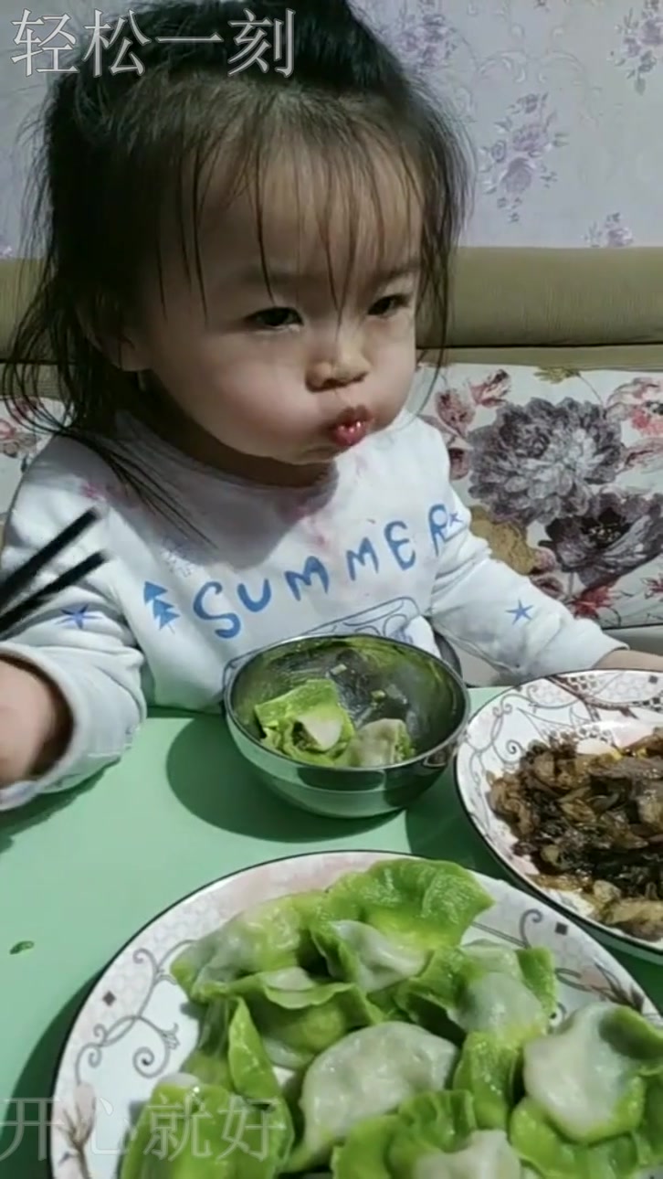 孩子在家吃水饺,看到她表情的这一刻,太狰狞了