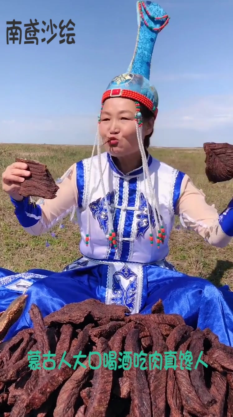 见识下草原蒙古女人的豪迈,大口喝酒大口吃肉,真够飒爽的!