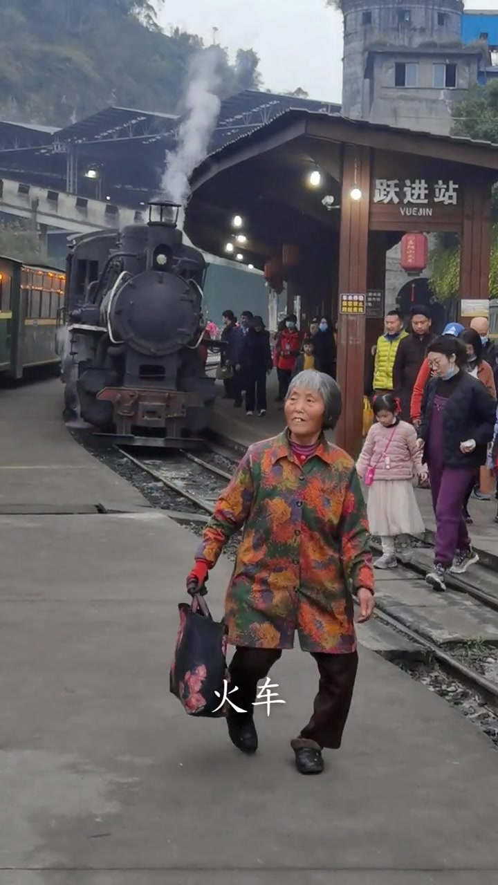 全世界唯一运行的蒸汽火车,眼前这一幕,真是让人长见识了