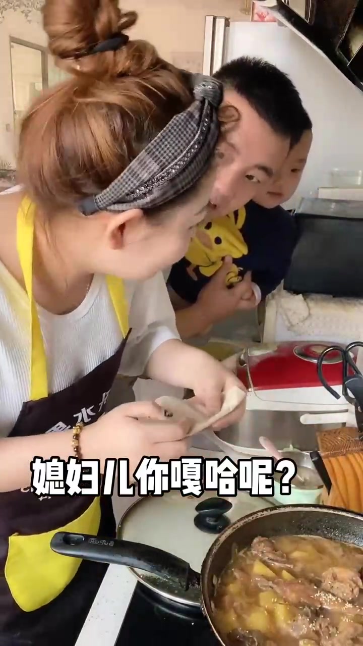 媳妇从邻居家借来的鸡精,倒进去那刻,这场景似曾相识啊!