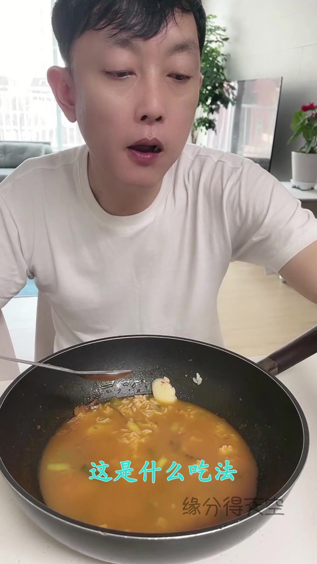 韩国老公太可爱了,吃完方便面还用汤泡饭,真是太节俭
