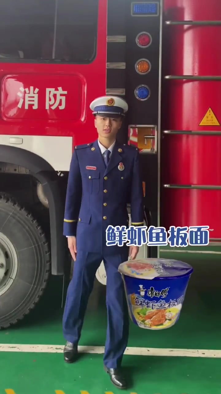 又来交迟到作业了,方便面换装,你喜欢哪款面