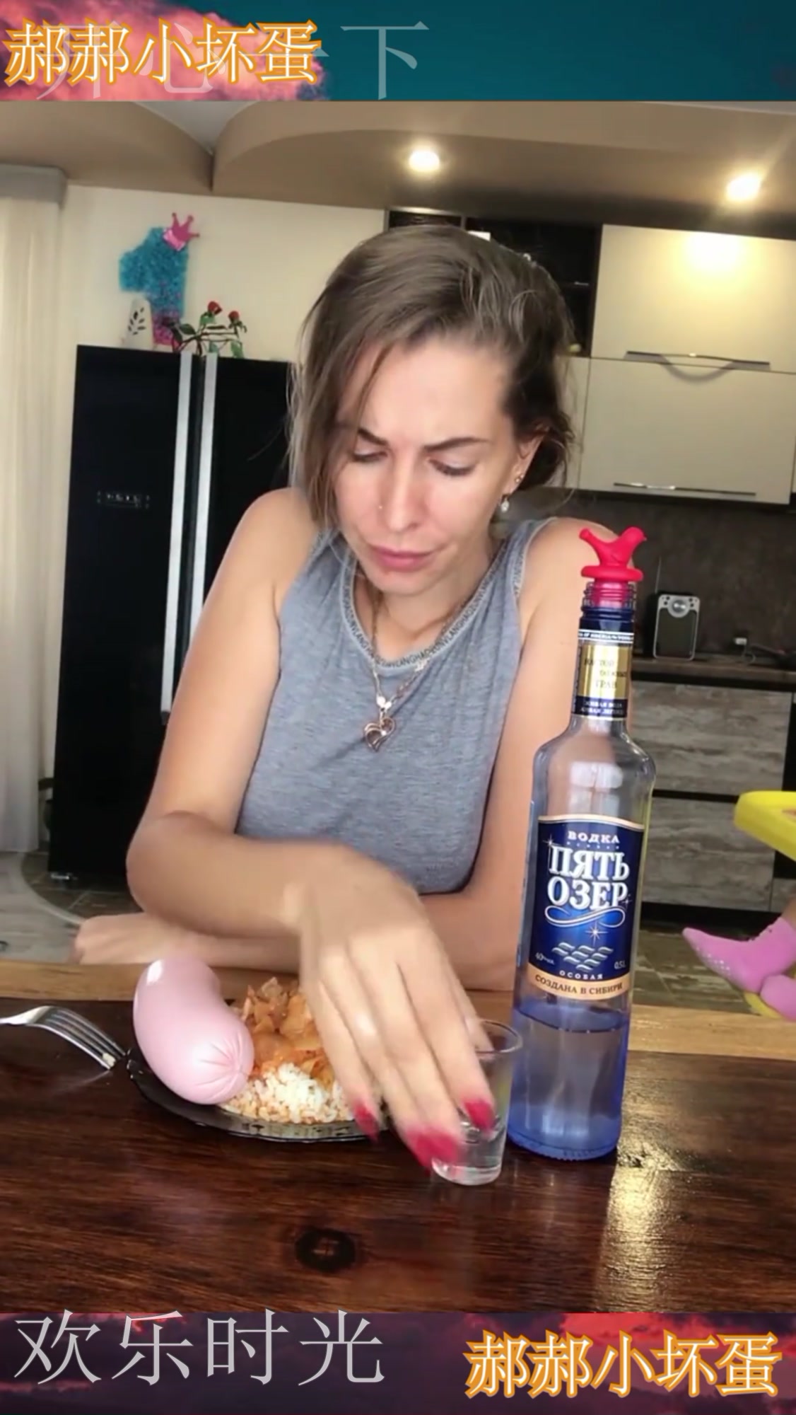 俄罗斯“酒蒙子”美女,辣白菜盖饭下酒,战斗民族难以理解!