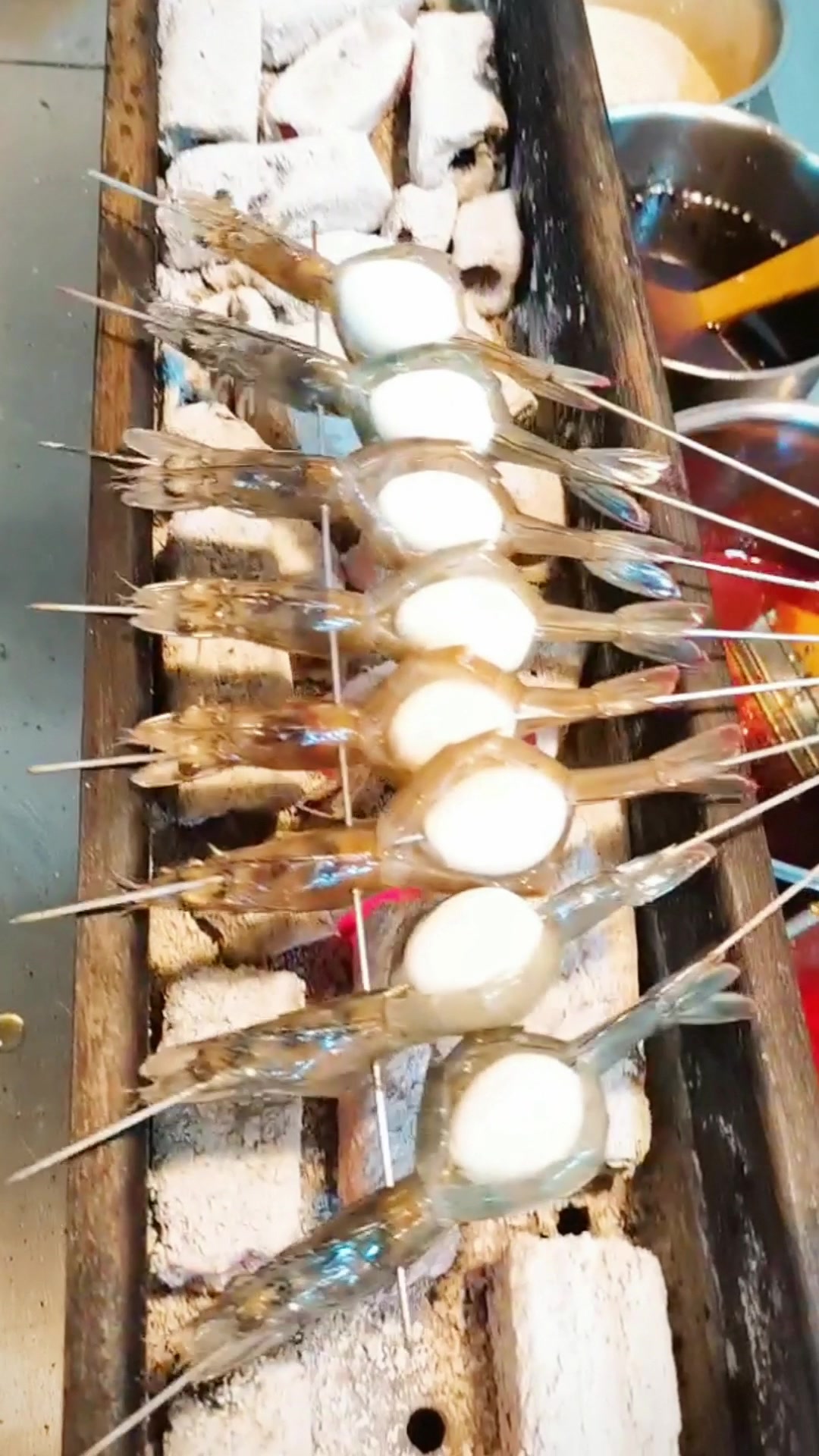 鹌鹑蛋配白虾,就这么一烤,出了个虾扯蛋,还别说真好吃!