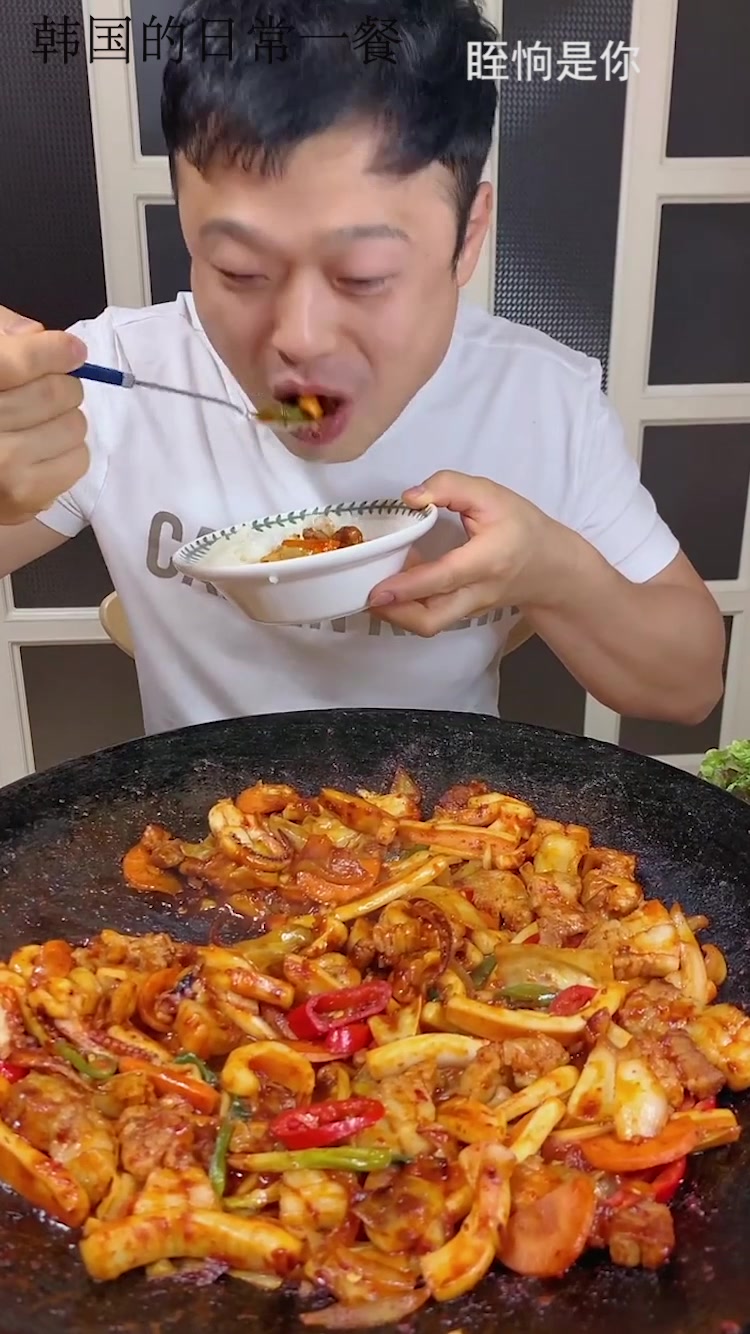 在韩国打工的日常,老公做点韩式炒鱿鱼,配上苏子叶也太绝了