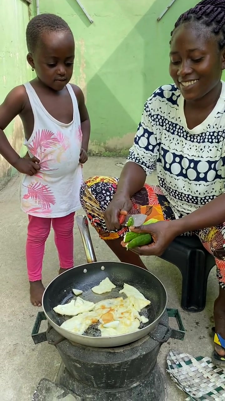 非洲女人在家里做炒菜,弄上这么一锅,能够一家人吃吗?