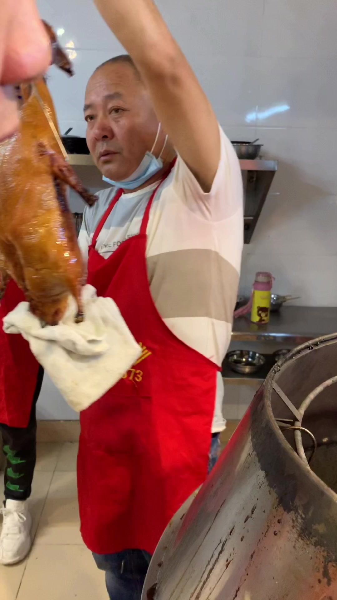 广东特色烧腊出品#脆皮烧鸭起炉