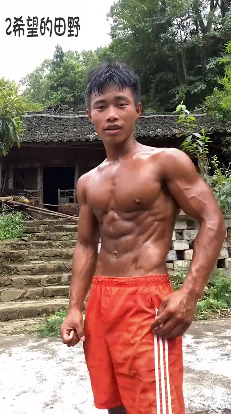 肌肉男健身出大块头,胸肌比一个女人都大,我一女的看了都羡慕了