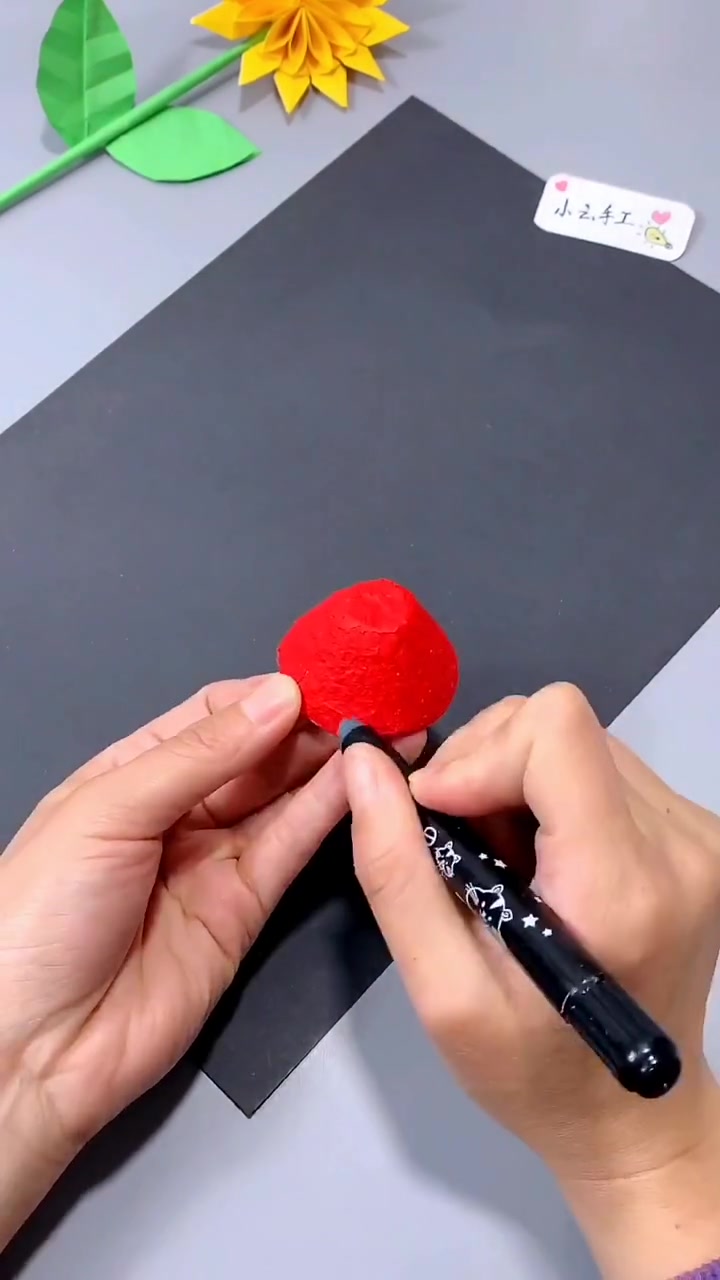 幼儿园创意手工:用鸡蛋托做小瓢虫,太可爱了!