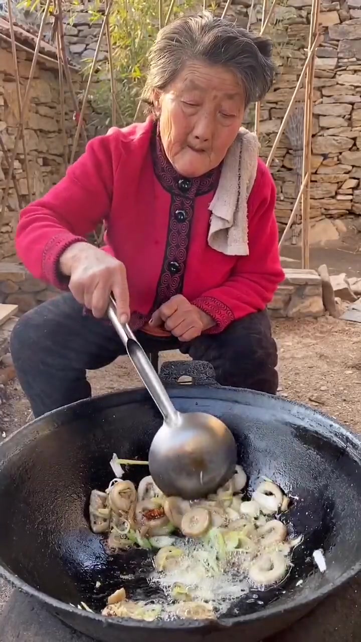 这就是山东穷人家的饭菜,眼前的这幕,恕我直言,太地道了!