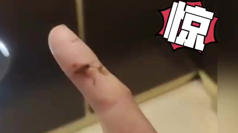 【1点点奶茶喝出1厘米长虫子 顾客当场呕吐不止】3月15日晚,福州市民陈先生在福州东百元洪