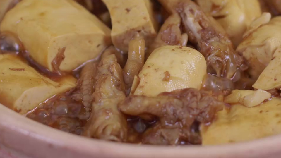 【吸满肉汁的豆腐配上入口即化的凤爪,那个香!】鸡爪、猪骨、猪皮凉水下锅,加料酒和葱姜炖煮一