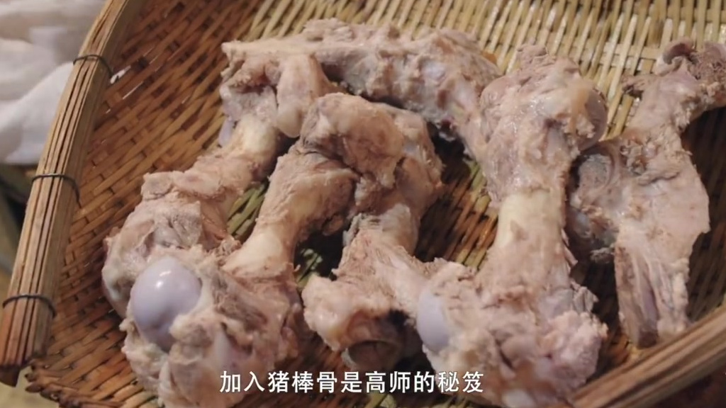 四川不仅有麻辣过瘾的红汤火锅,素面朝天的鲜美汤锅也能让你欲罢不能!《沸腾吧火锅2》里的简阳