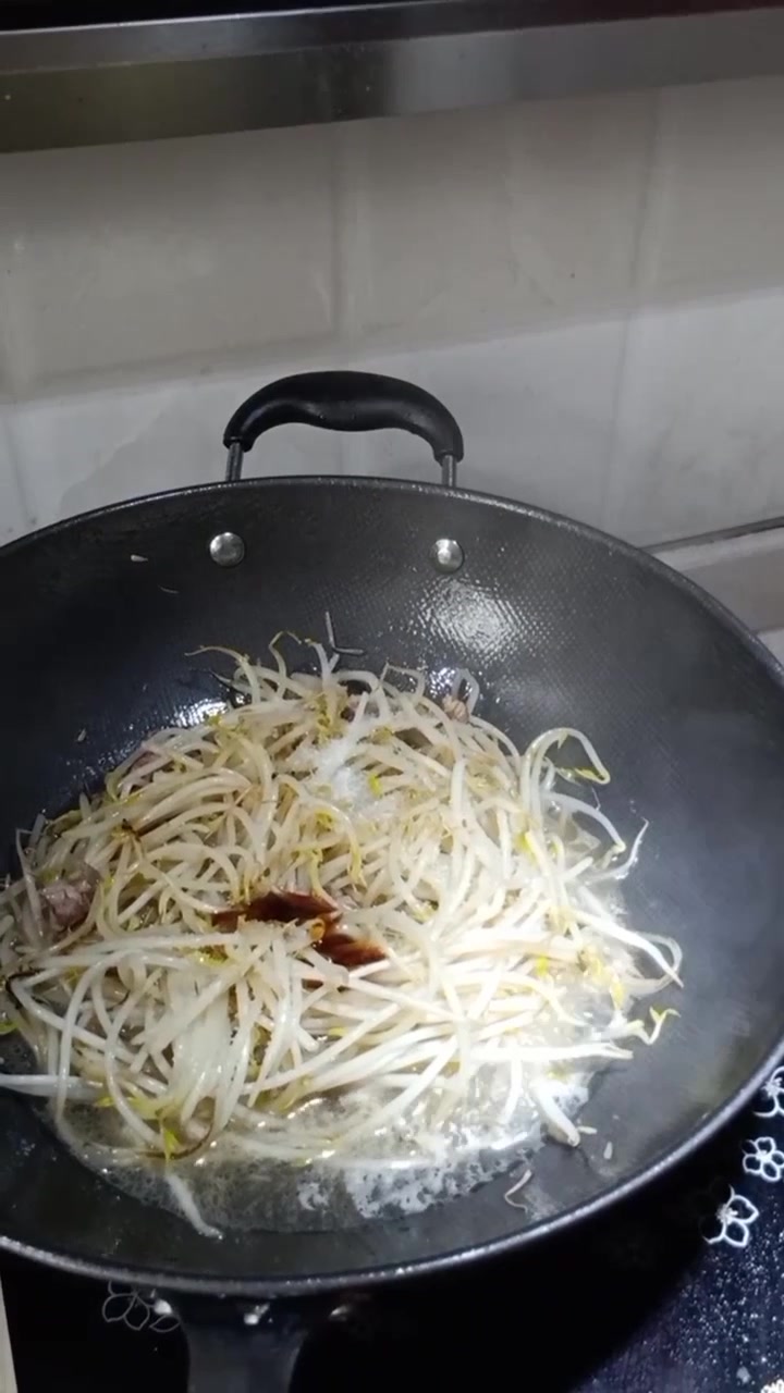 炒豆芽一盘,简单又好吃