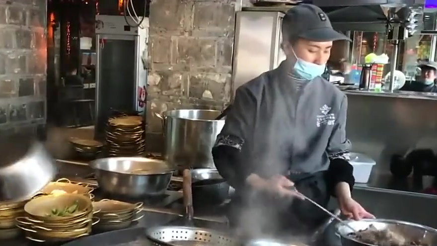 【“真的巴适”!四川跷脚牛肉名字的由来,当地人三天不吃就想得慌[并不简单]】四川乐山,非物