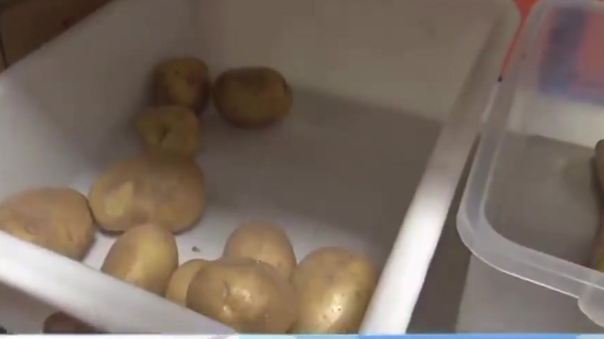 【南京江南里某门店部分菜品未清洗 南京彤德莱火锅某门店出现发芽土豆】近日,本台记者卧底调查
