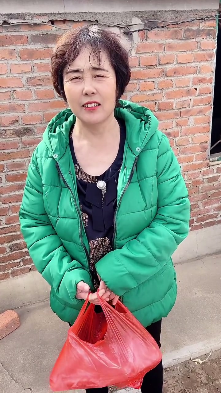 儿媳妇和东北大妈吃饺子,家里只有她俩,伙食也算是不错了!