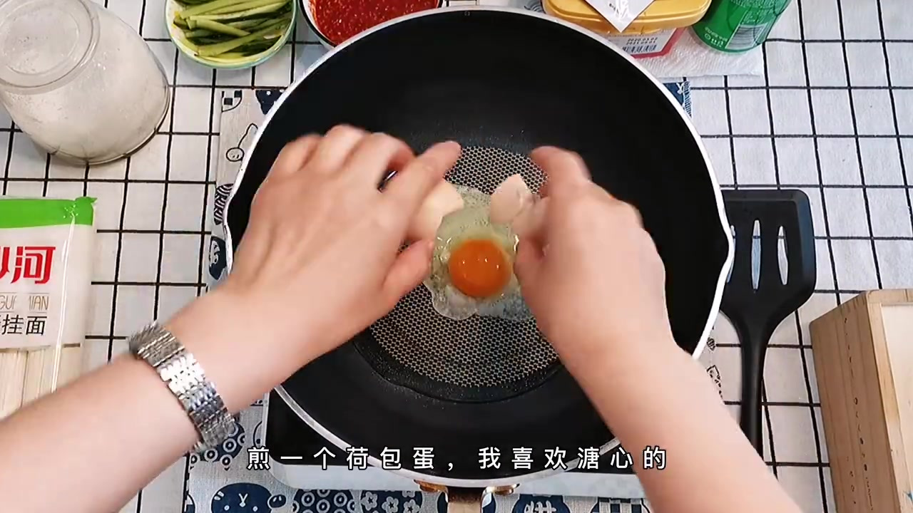 #美食推荐#【韩式拌面】裹满了酱汁的面条,香辣爽滑,过瘾极了!配上清爽的黄瓜丝和溏心荷包蛋