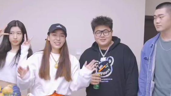【阿达娃的朋友圈】6.0蛋糕手工Vlog来啦!感谢@懒惰Landuo @吴映香  