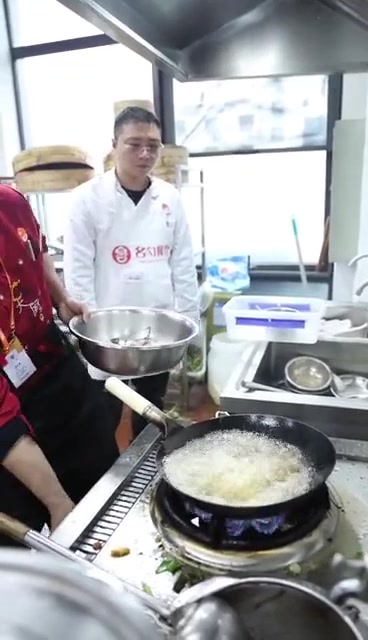 上海名勺爆鱼,油炸之后香酥可口,沾上料汁,美滋滋。