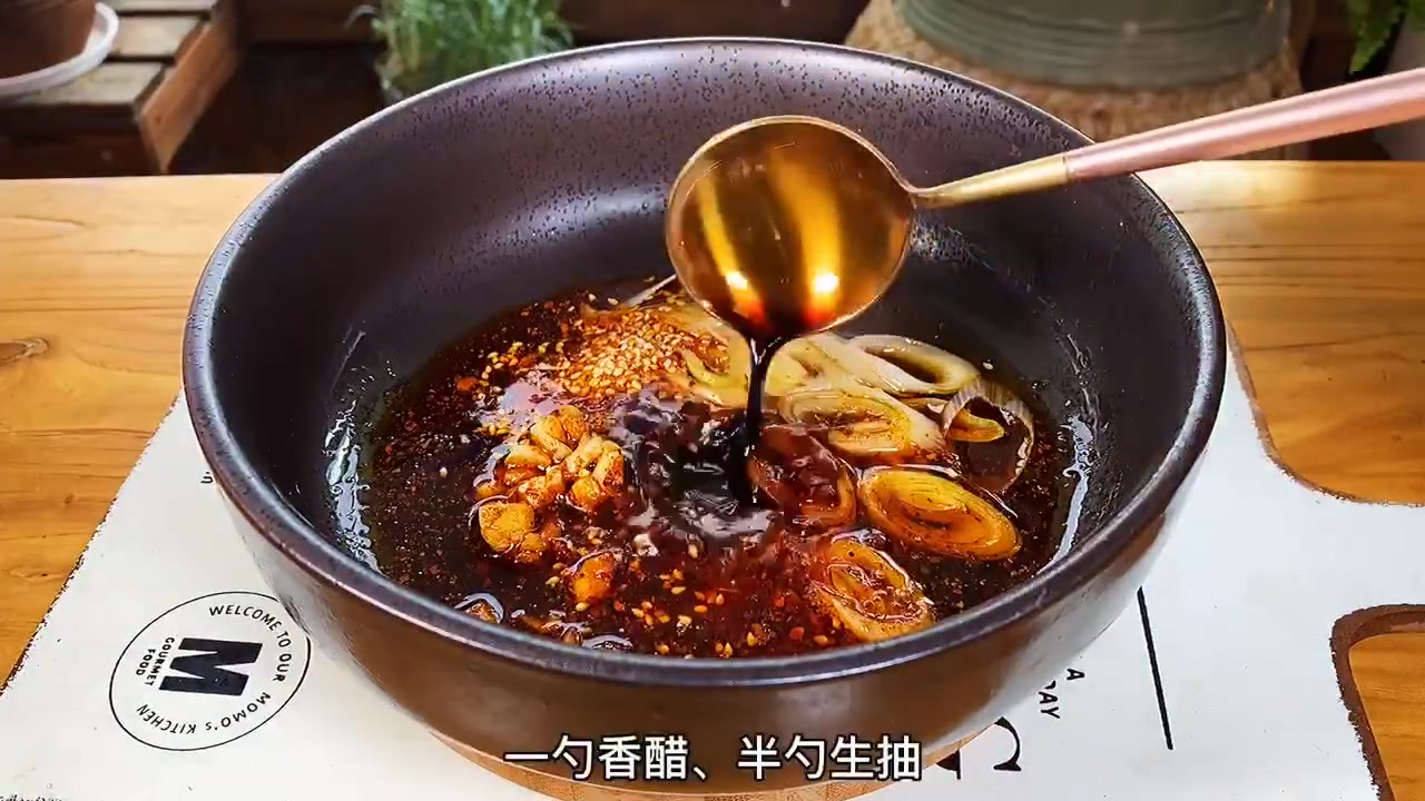 【酸汤水饺做法】吃饺子不分季节,想什么吃都可以,这一碗酸汤水饺也太好吃了,一大早不够吃!