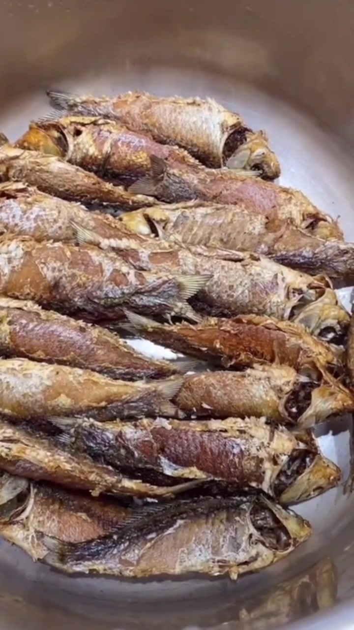 香酥鲫瓜子鱼这么做,骨头都可以吃掉