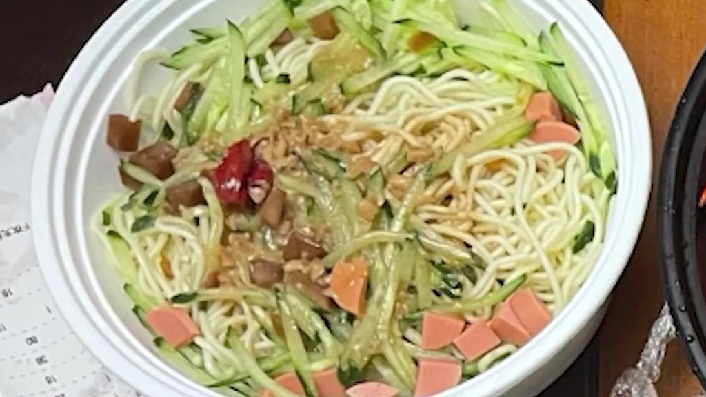 【骑手跑腿买7道菜仅一道是正品骑手回应】3月19日,湖北武汉的李女士通过饿了么平台,买某连