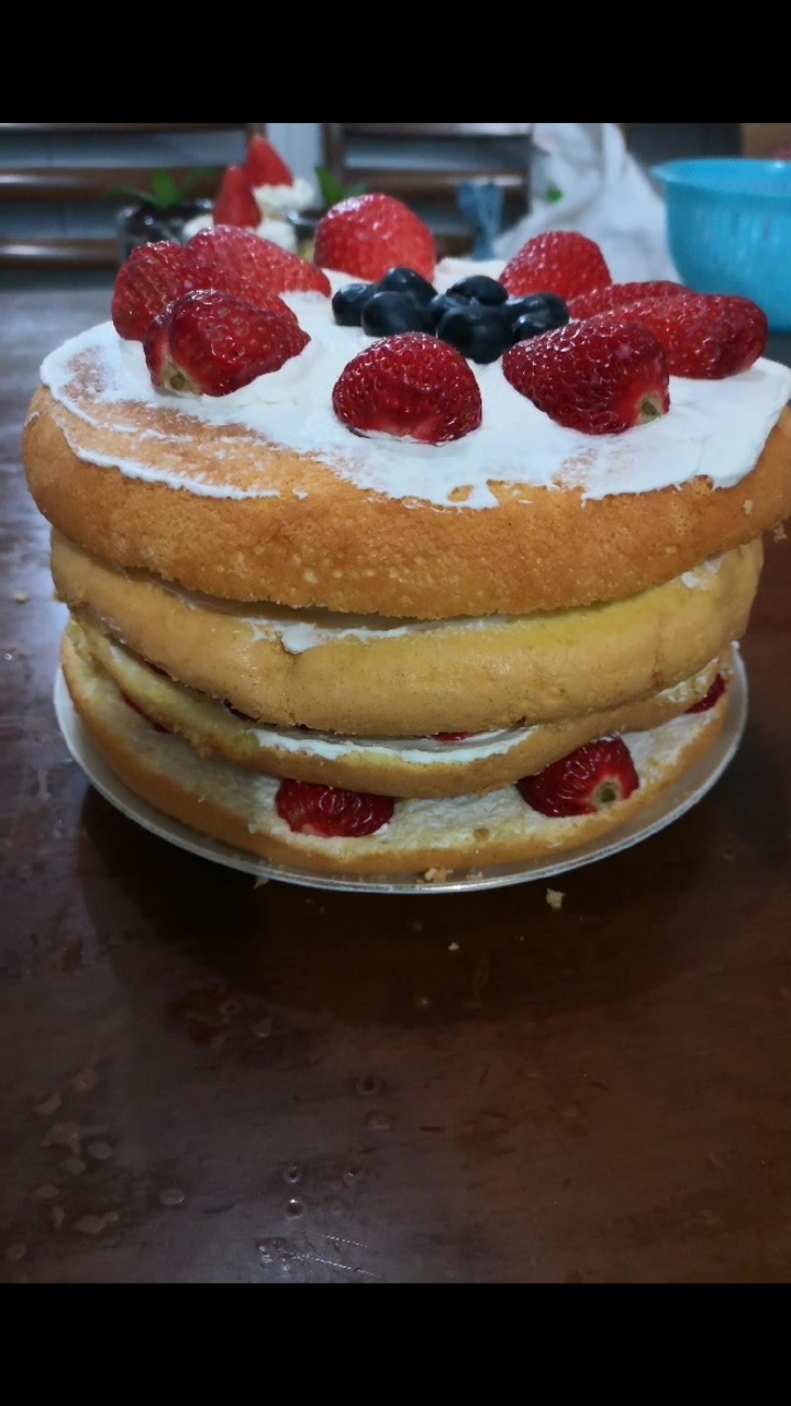 手残党也能搞定的裸蛋糕,只需简单的水果装饰。