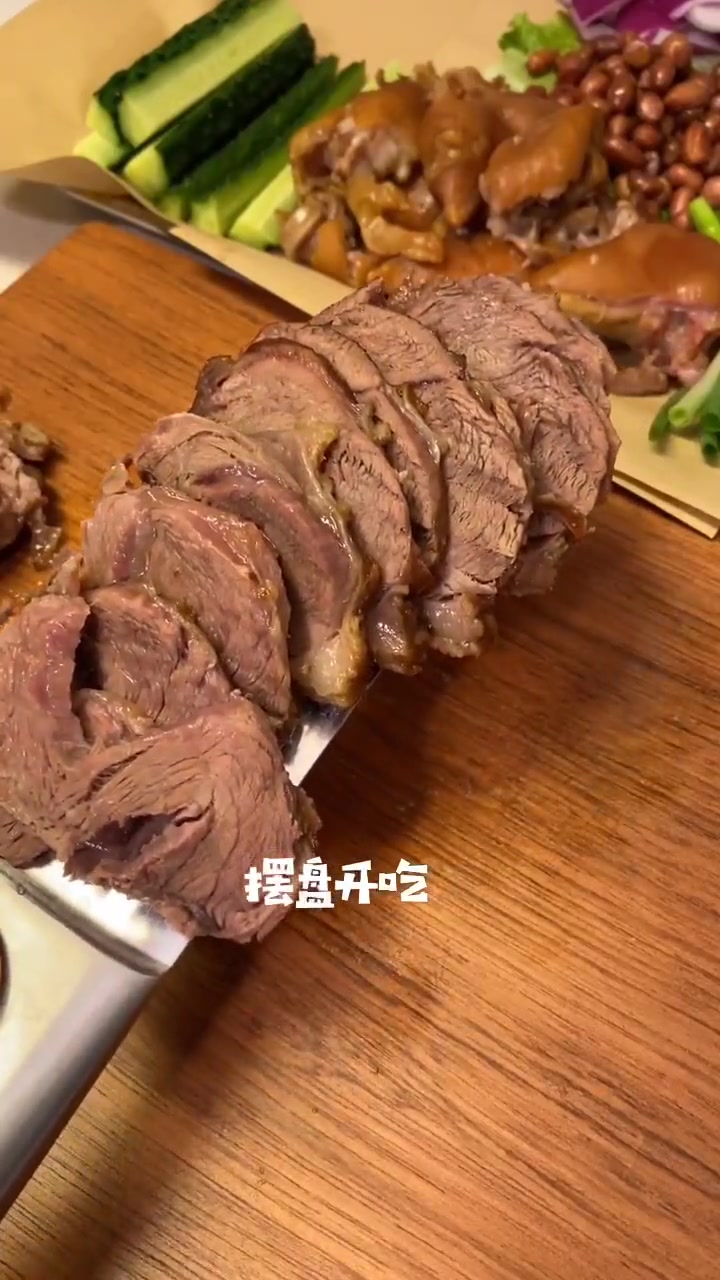 关于吃我是认真的。锅里放猪蹄,牛肉,鸡爪,卤上一锅,好吃极了