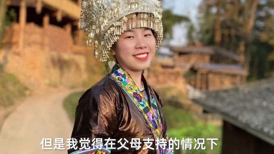 【又萌又美!苗族女孩自创民族风少女插画】来自大山里的95后姑娘韦务热爱画画,她贷款上完大学