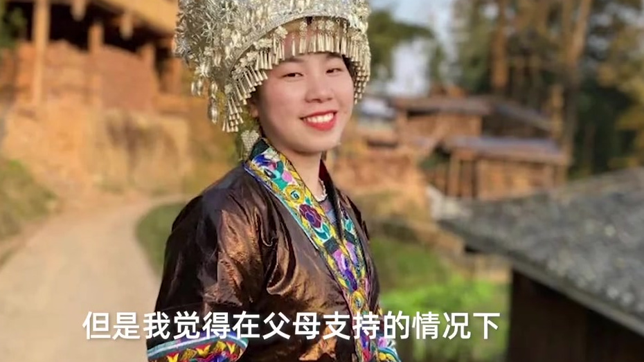 【又萌又美!苗族女孩自创民族风少女插画】来自大山里的95后姑娘韦务热爱画画,她贷款上完大学