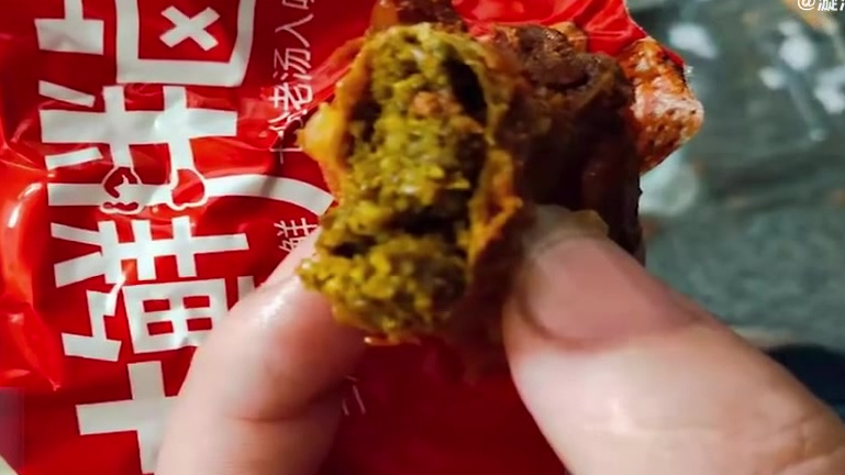 【男子买香辣鸡排自曝吃出排泄物 :又苦又臭,已经咽下去了才发现】3月23日,上海。20日,