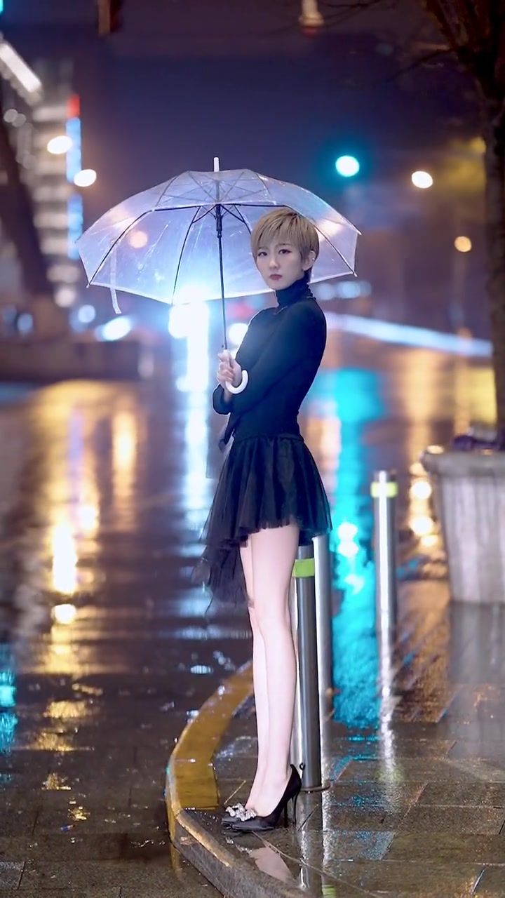 短发美女,大美腿让人着迷!