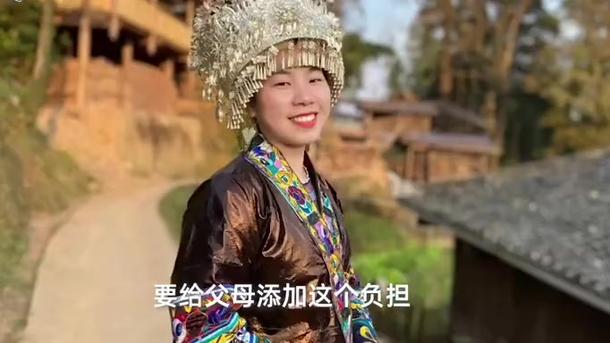 【又萌又美!苗族女孩自创民族风少女插画】来自大山里的95后姑娘韦务热爱画画,她贷款上完大学
