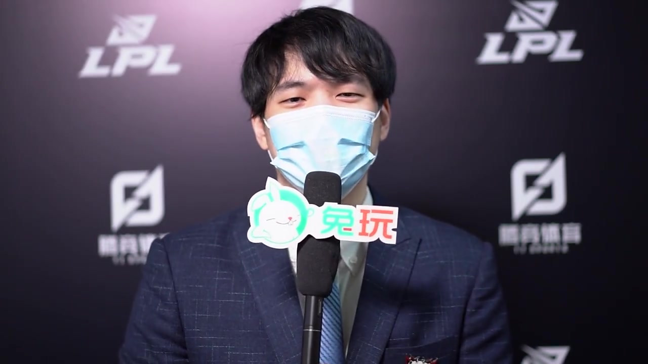 【JDG教练叉烧专访花絮 - 你出装可以先出这个】看完著名表情包后的叉烧教练:哦我怎么不知