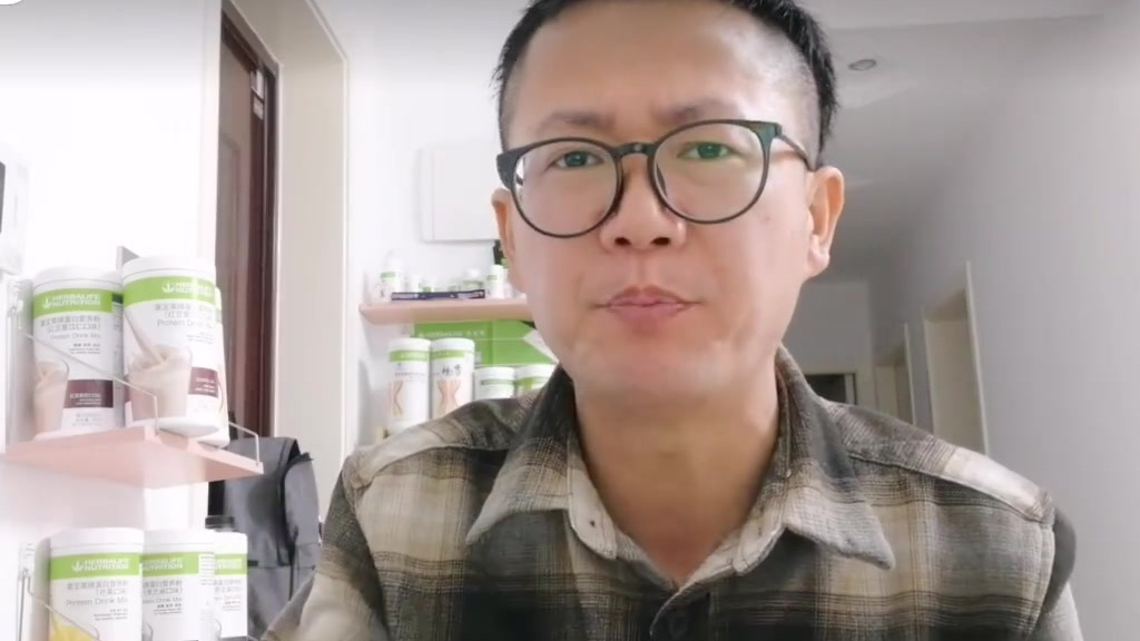 边走边吃会影响到胃的正常消化 现在的上班族为了多睡几分钟,都是匆匆出门,边走边吃早餐。边走