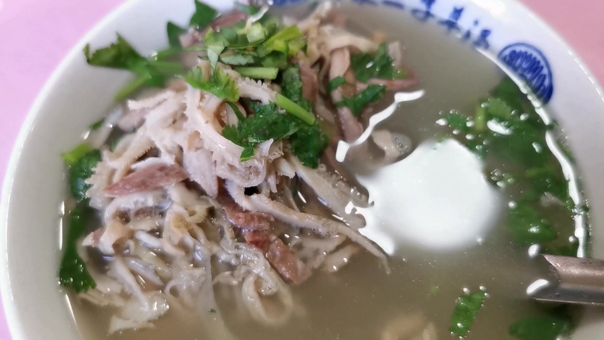 平泉市的二子羊汤,传承了不知多少年。我从30年前来平泉就是这家店,今天依然#承德#