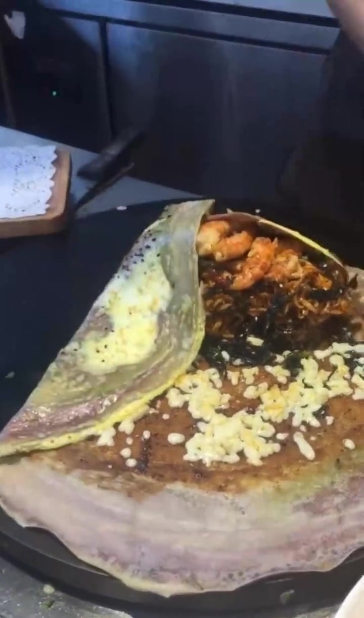 第一次见煎饼果子里夹泡面的,真是长见识了