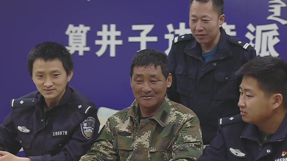 内蒙古阿拉善盟沙井子派出所的辖区,动辄就是上几百公里的距离,却只住着60户牧民。地方大,环