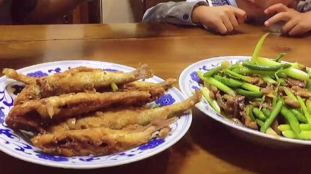 油酥小黄鱼,麻辣折耳根,简单快乐的晚餐