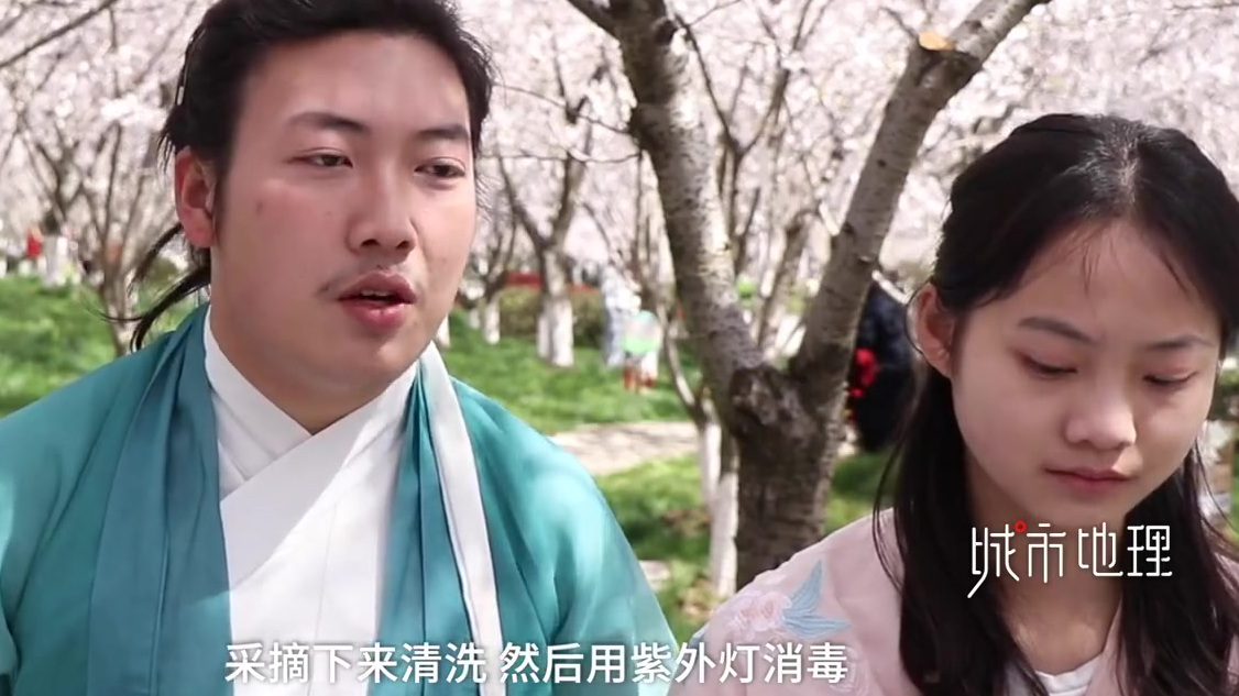 【南京一高校推出樱花特色糕点,老师在樱花树下开设知识课堂】近日,樱花节开幕,老师和同学们将