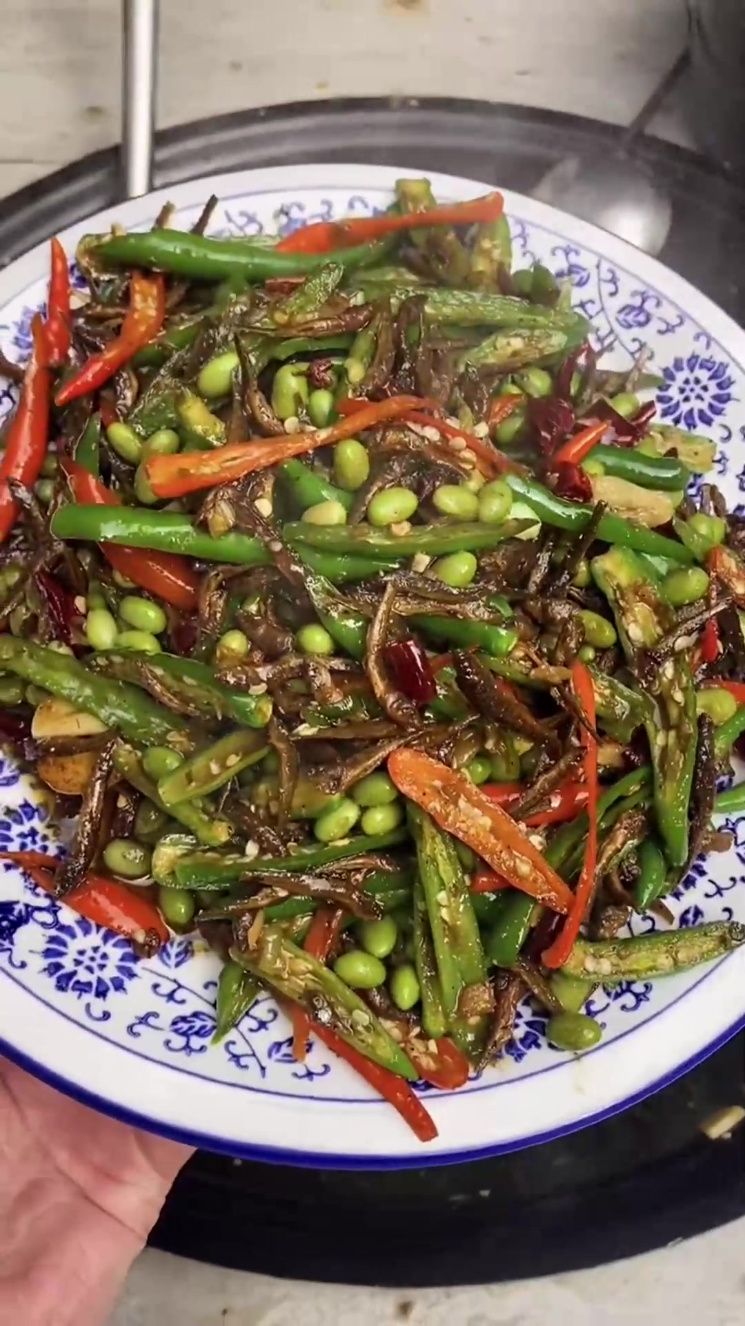 炒干巴鱼,这一幕我看的直流口水,网友:家乡的美食!