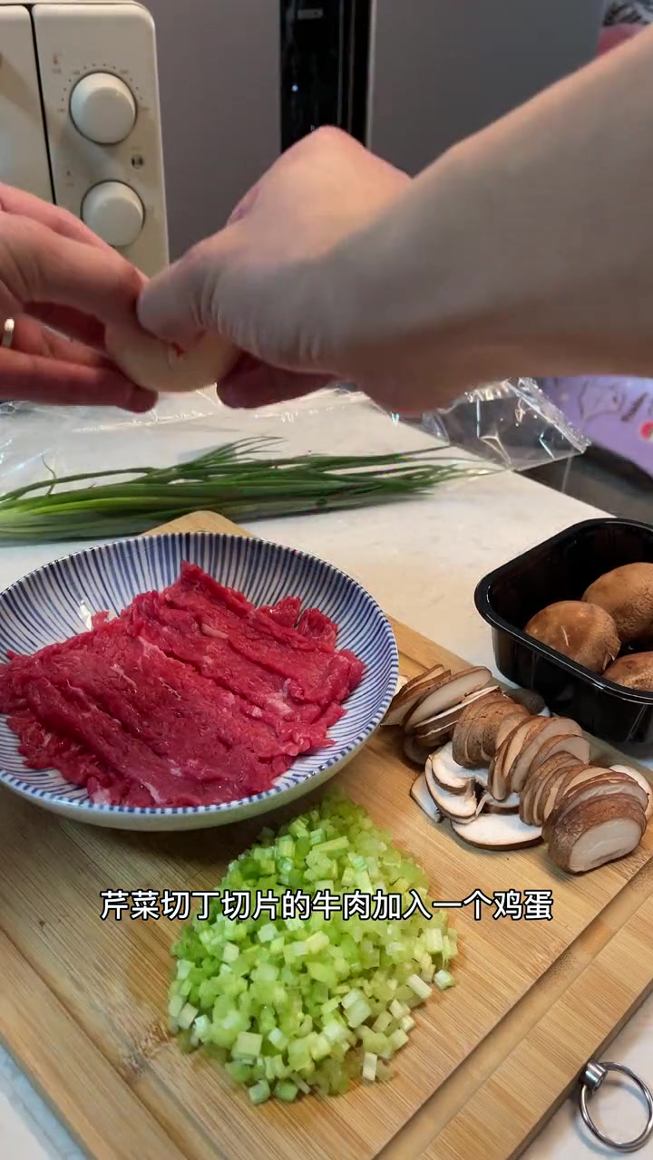 减脂餐今天来点清淡的,做一碗营养全面的滑蛋牛肉粥