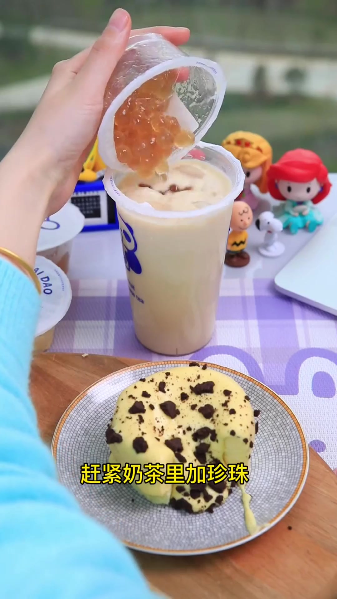 根本没有人会拒绝蛋糕奶茶,眼前这一幕,简直是女生的最爱啊!