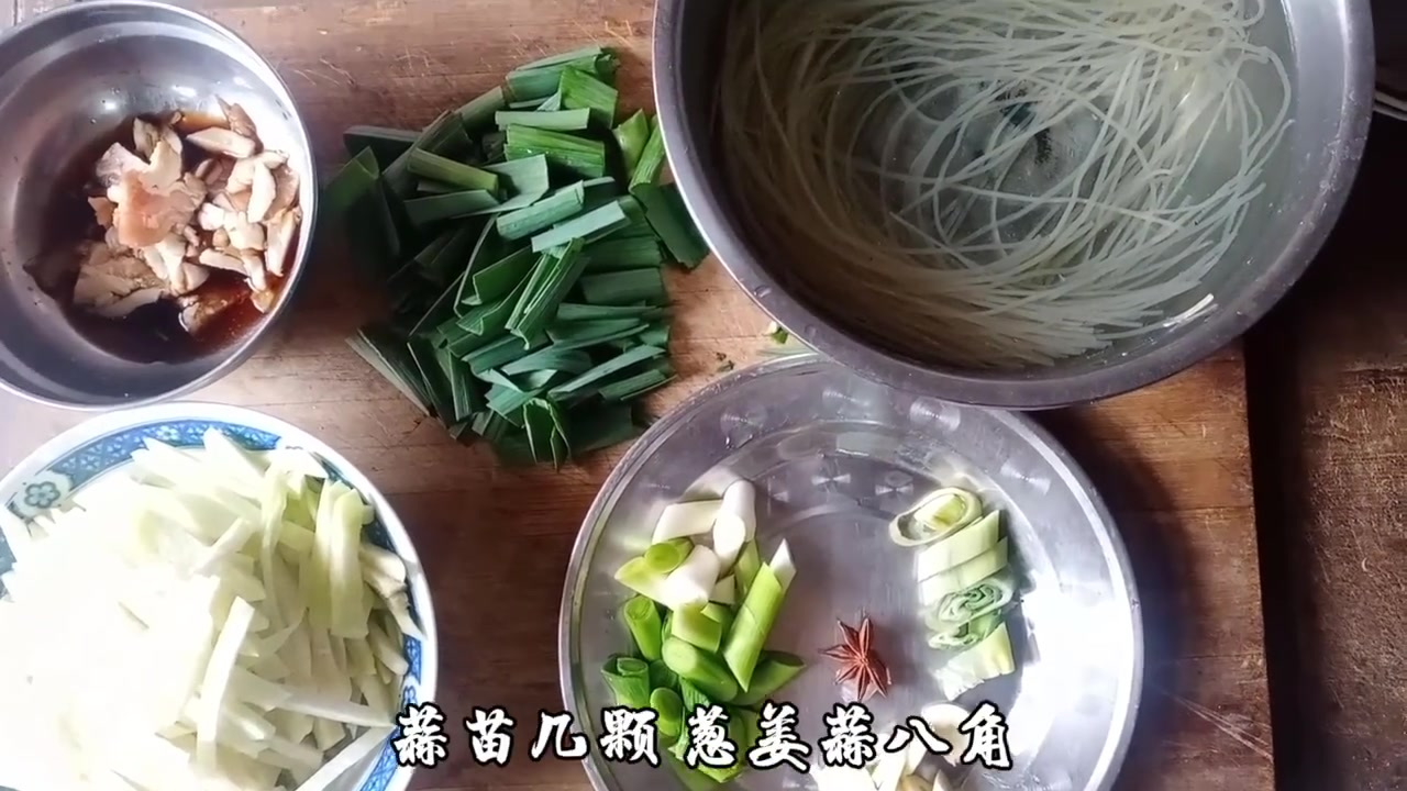 #美食# #美食做法# 乡村大哥今天一人在家,做道白萝卜炖粉条,配米饭吃,再来杯小酒,真是