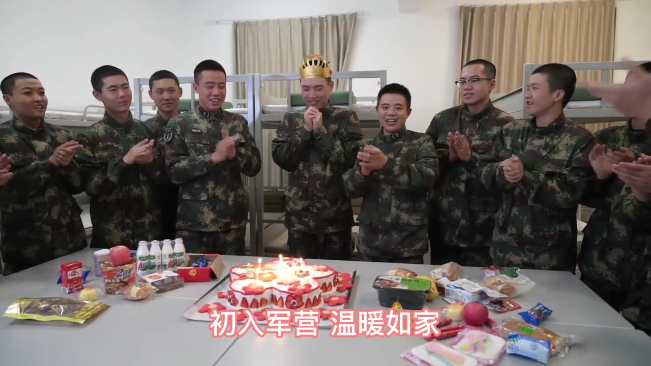 【入营第三天,班长送他一朵小红花】入营第三天, 新兵彭靳峰过生日,班长特意在服务中心定做了