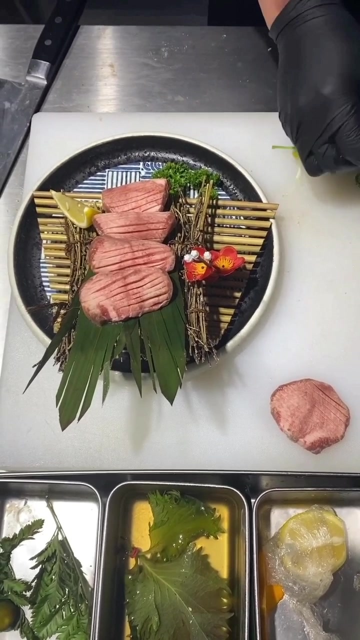 日式烧肉厚切牛舌花样摆盘