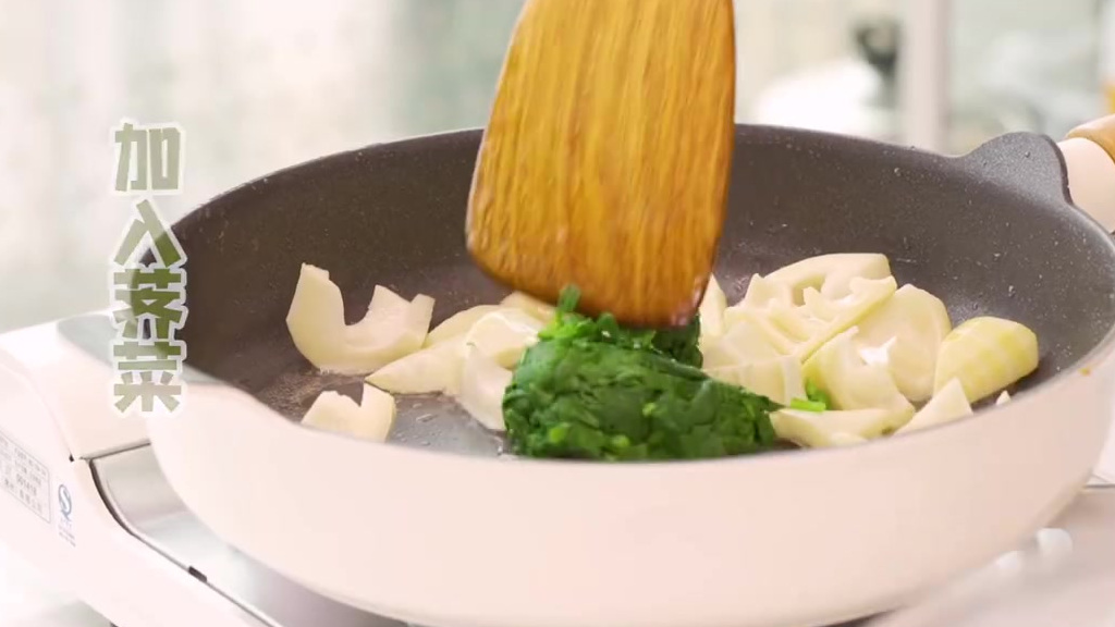 【春笋荠菜炒虾仁】春笋搭配虾仁,加上鲜嫩又香的荠菜炒在一起,清香爽口,营养均衡,才是真正属