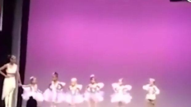 【女儿演出大哭 爸爸冲上台扮“肥天鹅”救场】女儿在舞蹈演出“天鹅湖”时,因怯场情绪失控,崩